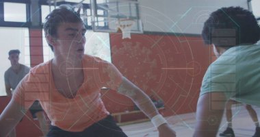 Şeftali tişörtlü Asyalı oyuncuyu savunmak, kortta çember ve pencerelerle eğilmek, kopyalama alanı. Atletizm, takım çalışması, antrenman, sportmenlik, aktif, rekabetçi, enerjik