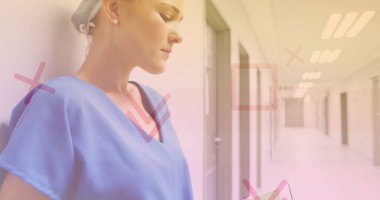 Tableti tutuyorum, mavi önlüklü hemşire koğuş koridorundaki kayıtları inceliyor, kopyalama alanı var. Profesyonel, sağlık, tıbbi, klinik, tanı, teknoloji, hastane