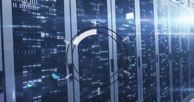 Veri merkezindeki ışık ve kabloları gösteren sunucu rafları taranıyor, dairesel holografik kaplama ile. Veri merkezi, siber güvenlik, dijital arayüz, teknoloji, ağ oluşturma, yenilik, gelecekçi