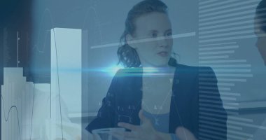 Spor ceketli, konferans masasındaki meslektaşına mali tablolarla el kol hareketi yapan kadını takdim ediyorum. İş, profesyonel, kurumsal, teknoloji, takım çalışması, yenilik, analitik