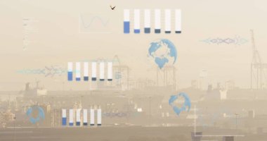 Belirsiz liman rıhtımlarında dijital veri örtüleriyle beliren gantry vinçleri ve kargo gemileri görülüyor. Sanayi, lojistik, ulaşım, analiz, altyapı, fütüristik, denizcilik