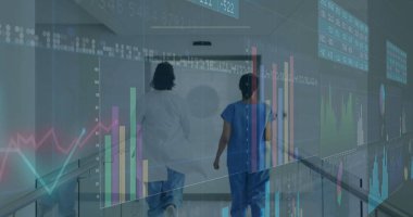 Laboratuvar önlüklü yürüyen doktor ve hastane koridorunda dijital çizelgelerle önlüklü hemşire. Tıbbi, analitik, teknoloji, işbirliği, yenilik, profesyonel, sağlık