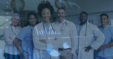 Hastane koridorunda steteskoplar, önlükler ve laboratuvar önlükleriyle gülümseyen tıbbi ekip. Sağlık, takım çalışması, profesyonellik, işbirliği, hastane, analitik, tıbbi personel