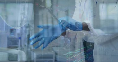 Laboratuar koridorunda mavi nitrile eldivenler giyip finansal çizelgelerle tıbbi yardım almak. Sağlık, laboratuvar, profesyonellik, güvenlik, bilim, teknoloji, analiz