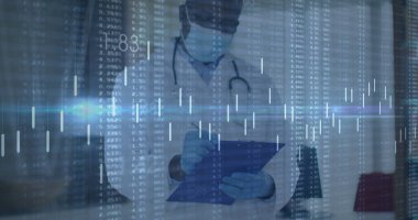 Maske takan doktor eldiven takıyor steteskop hastanesi, kağıt kalem çizelgeleri. Tıbbi, sağlık, klinik, teknoloji, analiz, profesyonel, bilimsel