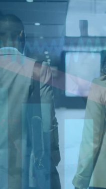 Düşen grafikteki ok animasyonu, çeşitli iş arkadaşları ofisten çıkarken tartışıyor. Dijital bileşik, çoklu pozlama, rapor, iş, planlama, takım çalışması, kayıp ve azaltma kavramı.