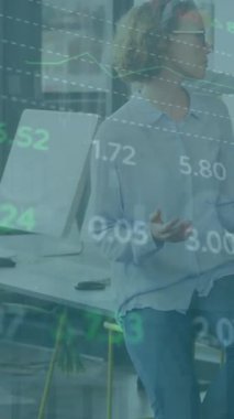 Grafiklerin ve ticaret kurulunun animasyonu, masada oturup ofiste tartışan çeşitli iş arkadaşları. Dijital bileşik, çoklu pozlama, rapor, iş dünyası, borsa ve takım çalışması kavramı.