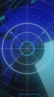 Mavi arkaplandaki dünya haritası üzerinden mikro işlemci bağlantılarının taranması. Bilgisayar arayüzü ve iş teknolojisi kavramı