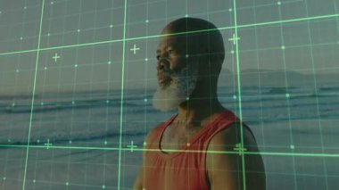 Kıdemli erkek meditasyon uzmanı, kumsaldaki tarama şebekesinin rehberliğinde dua pozu veriyor. Meditasyon, farkındalık, dinginlik, dinginlik, dinginlik, sükunet, gündoğumu, dijital