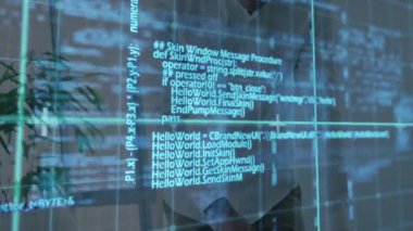 Klavyeye şeffaf ızgara üzerinden yazma ve kaydırma kodu parçalarının güncellenmesine neden olan programcı. Gelecek, teknoloji, yenilik, dijital, konsantrasyon, çalışma alanı, minimalizm