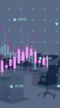 Boş ofislerdeki masalardaki bilgisayarların üzerinde grafik ve veri işleme animasyonları. Bağlantı, veri, işleme, dijital arayüz, iş ve iletişim, dijital olarak oluşturulmuş video.