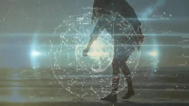 Güneş ışığıyla aydınlanan plaja giren ve hologramı aktif hale getiren bir kadın köpek koşusu ile dijital ağ eğitimi alıyor. Gelecek, bağlantı, keşif, teknoloji, dinginlik, yenilik, dijital