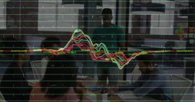 Sunucu, şeffaf bir kaplama ile tahtaya işaret ediyor. Ekip, iş dünyasındaki veri değişimlerine dikkat çekiyor. İşbirliği, analitik, strateji, modernlik, takım çalışması, anlayış, şirket