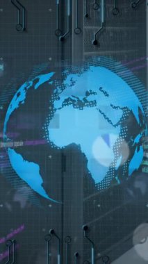 Bilgisayar sunucuları üzerinden küresel ve veri işleme animasyonu. Küresel iş, finans, hesaplama ve veri işleme kavramı dijital olarak oluşturulmuş video.