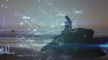 Gün batımında kayaya basan bir kadın dijital teknolojiyi aktifleştiriyor. Duruşunu ayarlıyor, okyanusa bakıyor. Düşünce, sükunet, macera, farkındalık, yalnızlık, görselleştirme, kıyı