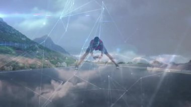 Adam şafak vakti spor yapmak için dijital ağ örtüsüyle dağ yolunda koşuya çıkıyor. Sporcu, dayanıklılık, kararlılık, fitness, performans, teknoloji, açık hava