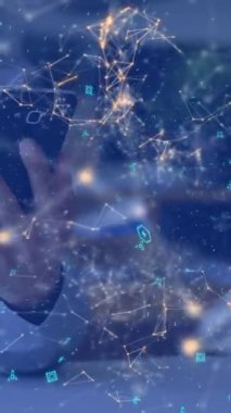 Akıllı telefon kullanarak beyaz iş adamının üzerinden geçen şekillerin animasyonu. Sosyal medya, teknoloji, iş ve dijital arayüz kavramı dijital olarak oluşturulmuş video.