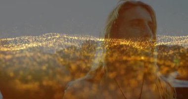 Gömleksiz bir adam, altın parçacıklar gibi başını çeviriyor. Pazarlama için kayalık kıyıları ortaya çıkarıyor. Efsanevi, meditasyon, mistik, dingin, düşünceli, doğal, atmosferik.