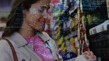 Kod yoğunlaştırıcı kavanoz etiketini analiz ederken kadın perakende koridorunda rafı tarıyor. Perakende, alışveriş, tüketici, siber güvenlik, dijital, teknoloji, veri