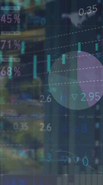 Ofis binalarının üzerindeki grafiklerin ve finansal verilerin animasyonu. İş, finans, ekonomi ve teknoloji konsepti dijital olarak oluşturulmuş video.