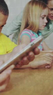 Tablet kullanan çeşitli öğrenciler ve öğretmenler üzerinde veri işleme animasyonu. Küresel eğitim, bilgisayar ve dijital arayüz kavramı dijital olarak oluşturulmuş video.