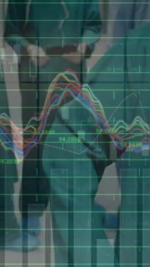 Ofiste çalışan iş kadınının finansal veri işleme animasyonu. Küresel işletme finans ekonomisi ve teknoloji kavramı dijital olarak oluşturulmuş video.