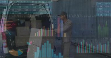 Teslimat işçisi minibüsün kapılarını açıyor ve kutuları depo için kaldırıma yığıyor. Lojistik, dağıtım, ulaşım, kargo, kargo kamyonu, depo, organizasyon