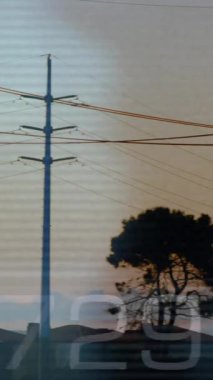 Güç hatları ve iletim kuleleri sayılarla veri işleme animasyonunun üzerinde. Elektrik, elektrik şebekesi, teknoloji, siber güvenlik, altyapı, ağ