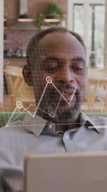 Afrika kökenli Amerikalı son sınıf öğrencisi kadının kocasına sarılmasına dair istatistiksel veri işleme animasyonu. Emeklilik yaşam tarzı ve iş veri teknolojisi kavramı