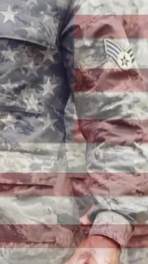 Kırmızı ve mavi yıldızların birleşimi, Amerikan bayrağı ve silah taşıyan erkek askerlerin üzerinde. Vatanseverlik, bağımsızlık, ordu ve dijital olarak üretilen görüntü konsepti.