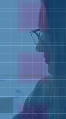 Finansal grafiklerin ve kadının kablosuz ödemeleri ile ilgili verilerin animasyonu. İş, finans ve yeni teknoloji konsepti dijital olarak oluşturuldu.