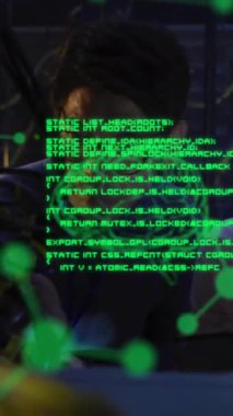 Sunucu odasında tablet kullanan çeşitli meslektaşlar yerine beyinle veri işleme animasyonu. Küresel bilim, teknoloji, hesaplama ve dijital arayüz kavramı dijital olarak oluşturulmuş video.