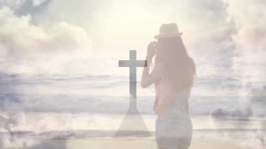 Gündoğumu fotoğrafçısı kamerayı kaldırıyor, hasır şapka takıyor ve okyanusun üzerinde haçın ortaya çıkışını izliyor. Siluet, dinginlik, bağlılık, ışıltı, doğal, yansıtıcı, maneviyat