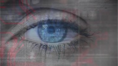 Kapalı göz kapağı dolgu görüntüsü holografik kaplama başlatılıyor. Gözbebeklerini tarayan kırmızı devre çizgilerini gösteriyor. Fütürist, biyometrik, artırılmış, teknoloji, arayüz, veri, analiz