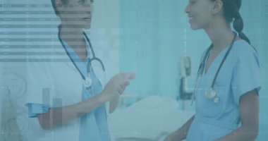 Kıdemli hekim, hemşire stajyer hasta değerlendirmesine rehberlik eden sanal tıbbi çizelgeler üzerinde avuç içini tıkırdatıyor. Sağlık, takım çalışması, işbirliği, profesyonellik, klinik, tanı, tıp camiası