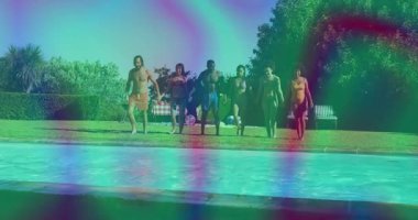 Dostlar dikdörtgen havuz güvertesine adım atarak serbest atlayış için animasyon hatlarını aktifleştiriyor. Açık hava, eğlence, neşeli, canlı, aktif, yaz, yaşam tarzı