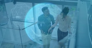 Teknisyen arkadaşlar merdivenlere çıkıyorlar. Denetlenecek yüzen verilerle dijital küre oluşturuyorlar. İşbirliği, yenilik, teknoloji, metropol, takım çalışması, fütüristik, bağlantı