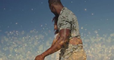 Belini saran kadın, yürüyen çift plajda altın parıltıyla seyahat reklamı için sürükleniyor. Romantizm, sükunet, şefkat, arkadaşlık, sükunet, zarafet, yaz