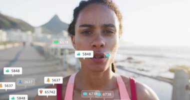 Kadın koşucu kaldırım boyunca koşuyor ve sosyal ölçümleri gösteren başparmak kaldırma simgeleri oluşturuyor. Sporcu, spor, açık hava, canlı, kararlılık, motivasyon, dijital