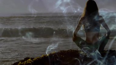 Durakladıktan sonra, yoga öğretmeni okyanus dalgalarını ve sisi izleyip kollarını kaldırıp ufku kutluyor. Dinginlik, farkındalık, manzara, açık hava, sükunet, sağlık, meditasyon.