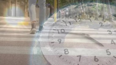 Sarı kaldırım kenarından yaya geçidine adım atan transit bir yolcu kırmızı sinyali bekleten bir saate neden olur. Kentsel, moda, minimalist, yaşam tarzı, hareket, manzara, zaman çizelgesi