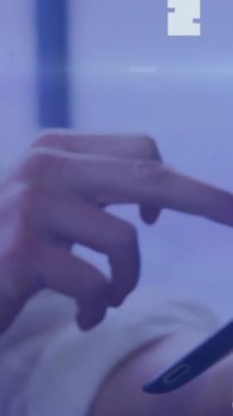 Tablet kullanan kadın üzerindeki sayı işleme ve bağlantı ağının animasyonu. küresel iş, teknoloji, veri işleme ve dijital arayüz kavramı dijital olarak oluşturulmuş video.