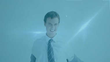 İşadamı cekete uzanıyor ve mavi ışığın altında omuzlara tırmanıyor. Profesyonel, giyim, moda, kurumsal, gösterişli, modern, şık