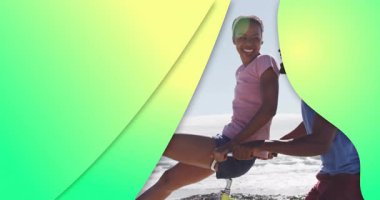 Sahilde bisiklet süren bir çiftin olduğu seyahat sahnesini gözler önüne seren kayma panelleri. Neşeli, neşeli, yaz, boş zaman, manzara, açık hava, gençlik