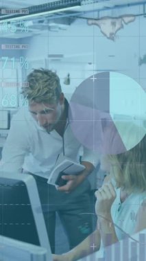 Kafkas iş adamlarının bilgisayar kullanarak veri işleme animasyonları. küresel iş ve dijital arayüz kavramı dijital olarak oluşturulmuş video.