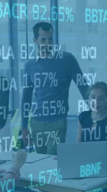 Ofisteki çeşitli iş adamları üzerinde finansal veri işleme animasyonu. Küresel finans, iş, bağlantılar, hesaplama ve veri işleme kavramı dijital olarak oluşturulmuş video.