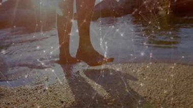 İnsan ağırlığını değiştiriyor ve güneş ışığında yalınayak yürüyor. Sağlık için dalgalanmalar, ayak izleri yaratıyor. Deniz kıyısı, doğa, sükunet, rahatlama, rahatlama, minimalist, yansıtıcı