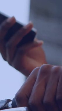 Akıllı telefon kullanan bir kadının ellerinde sosyal medya tepkisinin animasyonu. Sosyal medya, ağ, iletişim ve teknoloji konsepti dijital olarak oluşturulmuş video.