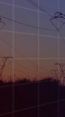 Kırsal kesimdeki elektrik direkleri üzerinde finansal veri işleme animasyonu. Küresel elektrik, finans, iş, bağlantılar, hesaplama ve veri işleme kavramı dijital olarak oluşturulmuş video.