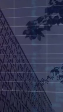 Çoklu grafik ve alım satım tahtalarının düşük açılı ağaç ve bina manzaralı animasyonu. Dijital bileşik, çoklu pozlama, rapor, iş dünyası, borsa büyümesi ve mimari kavramı.